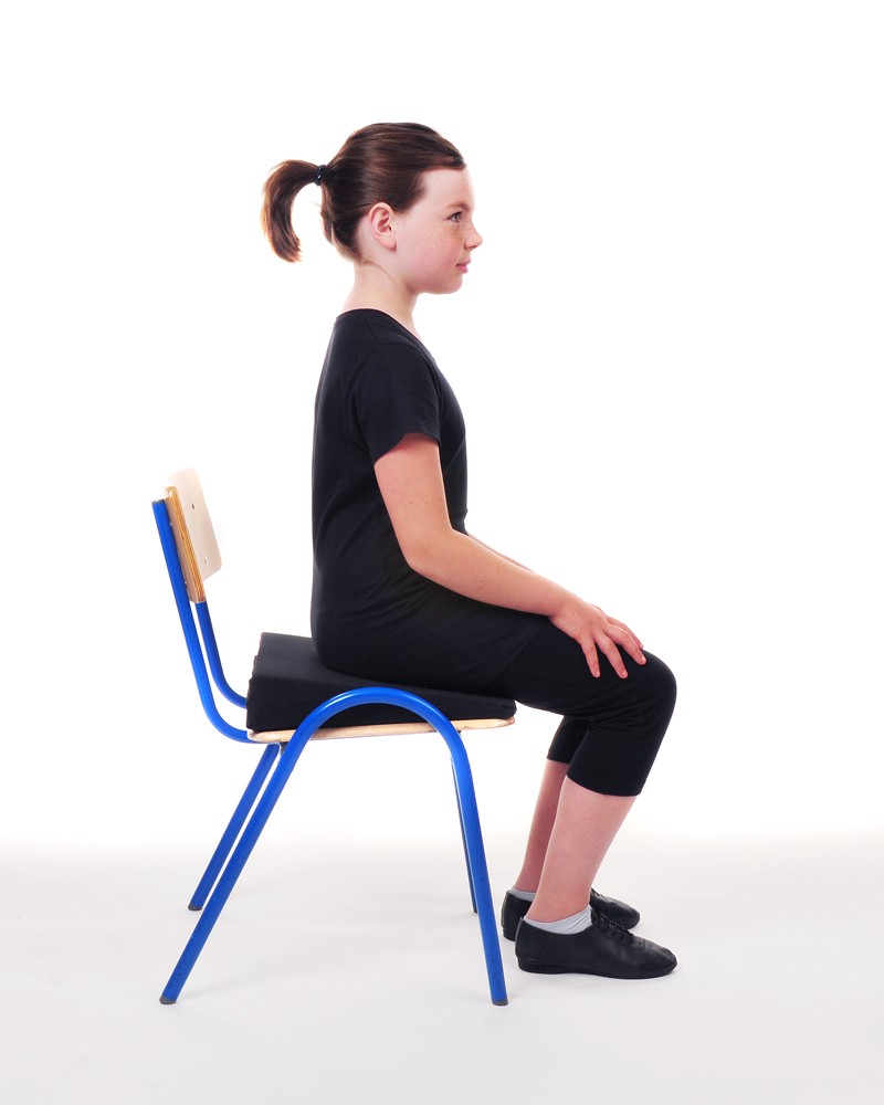 Болезненный стул. Тренировка со стулом. Гимнастика на стуле для спины. Стул для тренировок маленький. Упражнение стульчик.